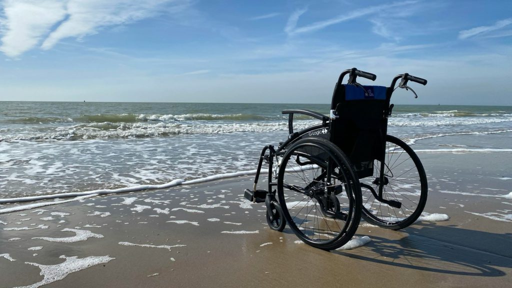 wózek inwalidzki na plaży